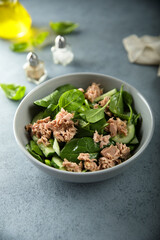 Healthy spinach salad with tuna