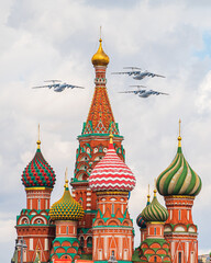 Fototapeta na wymiar MOSCOW, RUSSIA-MAY 7, 2021: a group of Russian military aircraft in the sky at a rehearsal for the Victory Day parade. View of St. Basil's Cathedral.