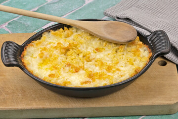 plat de croziflette sur une table