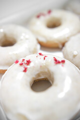 donuts with icing sugar
