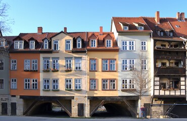 Fototapeta na wymiar Bewohnte Häuser auf der historischen Krämerbrücke zu Erfurt