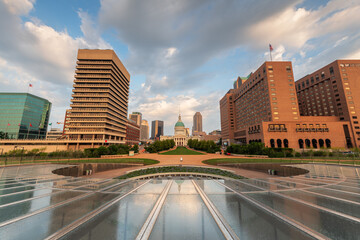 St. Louis, Missouri, USA Downtown cityscape and park in the morning. - obrazy, fototapety, plakaty