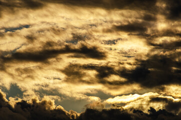 Obraz premium Awesome sky with cirrocumulus, altocumulus cloud formations in Summer at dusk