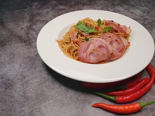 Spaghetti hot and spicy with bacon