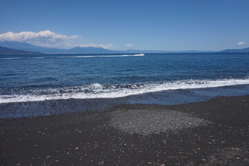 初夏の日差しと青い海