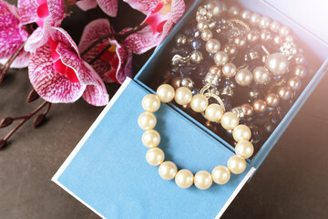 Pearl bracelet and jewelry box