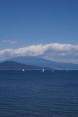 初夏の日差しと青い海