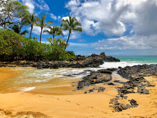 Beautiful white sandy Secret Cove Bay Beach on Hawaiian Island Maui, Hawaii with Pacific Ocean...