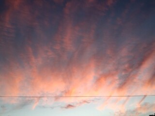 Vista de un cielo con nubes naranjas cerca de la hora del anochecer  