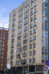 Fototapeta premium Edificio de viviendas con ropa tendida
