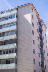 Edificios de ladrillo con balcones acristalados