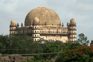 Closeup shot of a view of Gol Gumbaz and its big dome in Bijapur in Karnataka in India - obrazy, fototapety, plakaty