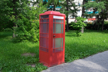 Fototapeta premium An old telephone booth on a city street.