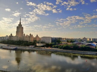 Obraz premium Cityscape scene on Moskva river in morning light