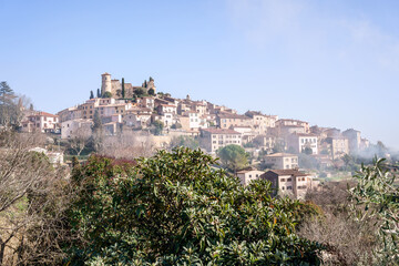 Fototapeta na wymiar Vue panoramique sur le village de Caillan. Sud de France. 