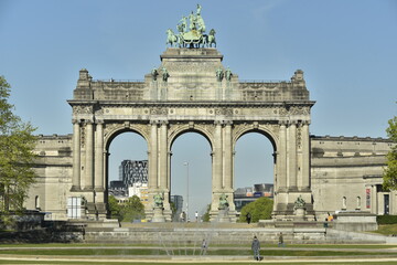 Fototapeta na wymiar Les arches majestueuses à l'entrée du parc du Cinquantenaire à Bruxelles