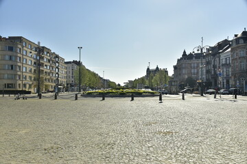 Place pavée en contre-jour au début de l'avenue de Tervuren à Bruxelles
