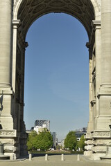 Obraz premium L'une des trois arches monumentales de l'arc de triomphe du parc du cinquantenaire à Bruxelles 