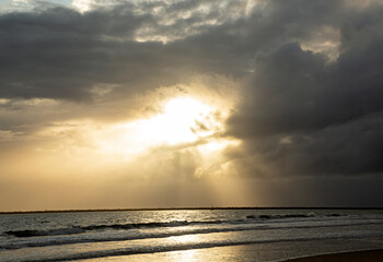 Paisaje al atardecer en el mar.