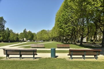 Coin de repos entre les chemin en damier au parc du Cinquantenaire à Bruxelles
