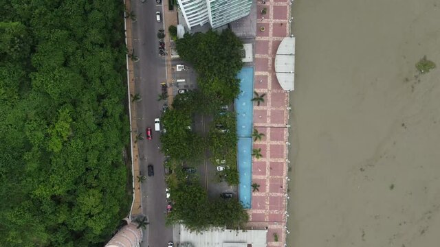 Toma de drone - malec&oacute;n 2000 frente al r&iacute;o, Guayaquil Ecuador