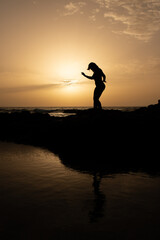 atardecer, silueta, playa, sol, cielo, mar, amanecer, mujer, naturaleza, oceáno, acuático, alegre, montagna, hermoso, libertad, yoga, alegría, verano, diversión, anaranjada, deporte, joven, anochecer,