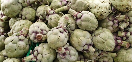 Obraz premium Alcachofas expuestas en mercado de barrio en plena calle