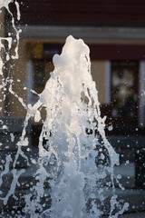 Słup wody wylatujący z fontanny. 