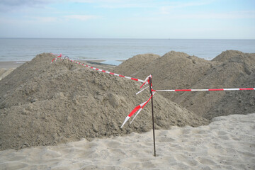 Strand Sand hügel Warnung folie absperrung