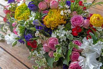 Buntes Blumengesteck