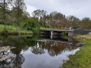 Fototapeta na wymiar Puente sobre el río de A Magdalena en el área recreativa en Vilalba, Galicia
