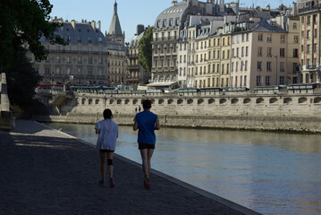 Obraz premium Jogging sur les quais de Seine à Paris, France