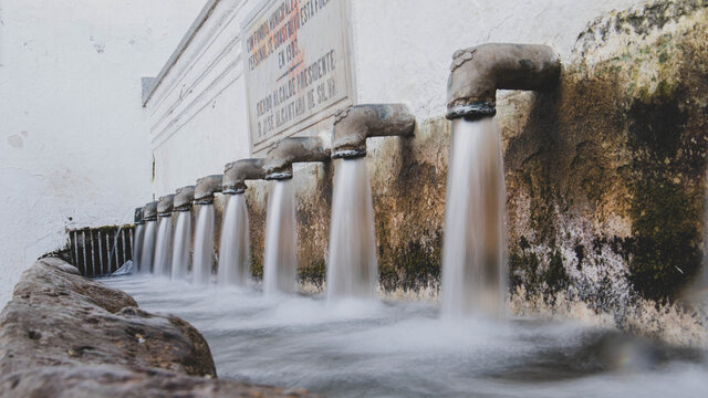 Agua de manantial, fuente de agua potable