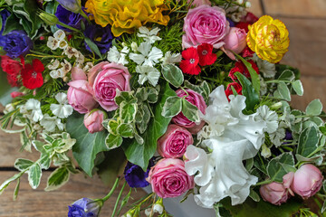 Buntes Blumengesteck