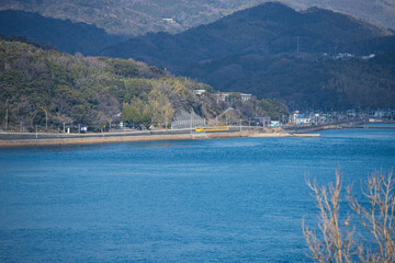 山口県大島大橋、望遠列車。