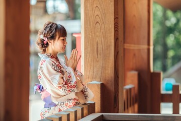 お参りする浴衣姿の女性
