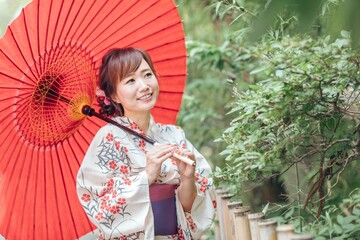 傘を持った浴衣姿の女性
