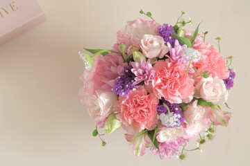 ピンク色のカーネーションの花束