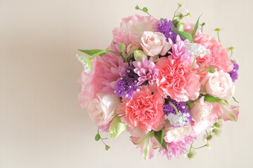 ピンク系カーネーションの花束