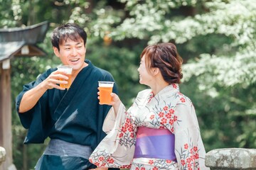 Obraz premium ビールを飲む浴衣姿の男女 