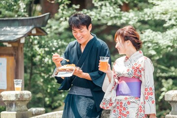 夏祭りにきた男女
