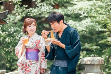 夏祭りにきた男女
