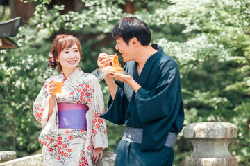 夏祭りにきた男女

