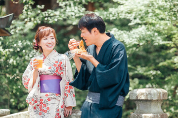 夏祭りにきた男女
