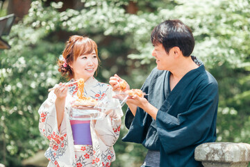 夏祭りにきた男女
