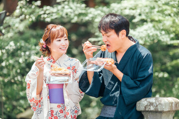 夏祭りにきた男女
