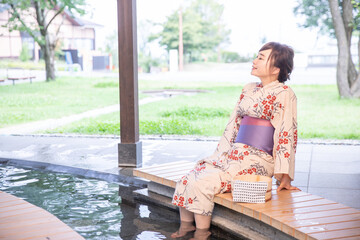 足湯に入る女性
