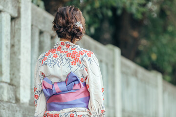 神社を歩く女性
