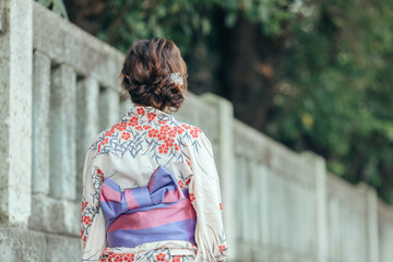 神社を歩く女性
