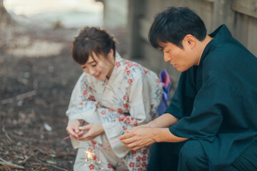 花火をする浴衣姿の男女
